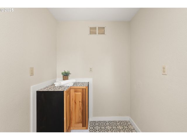 300 LINCOLN CREEK Rd, Centralia, WA 98531