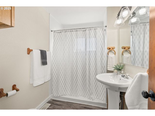 300 LINCOLN CREEK Rd, Centralia, WA 98531