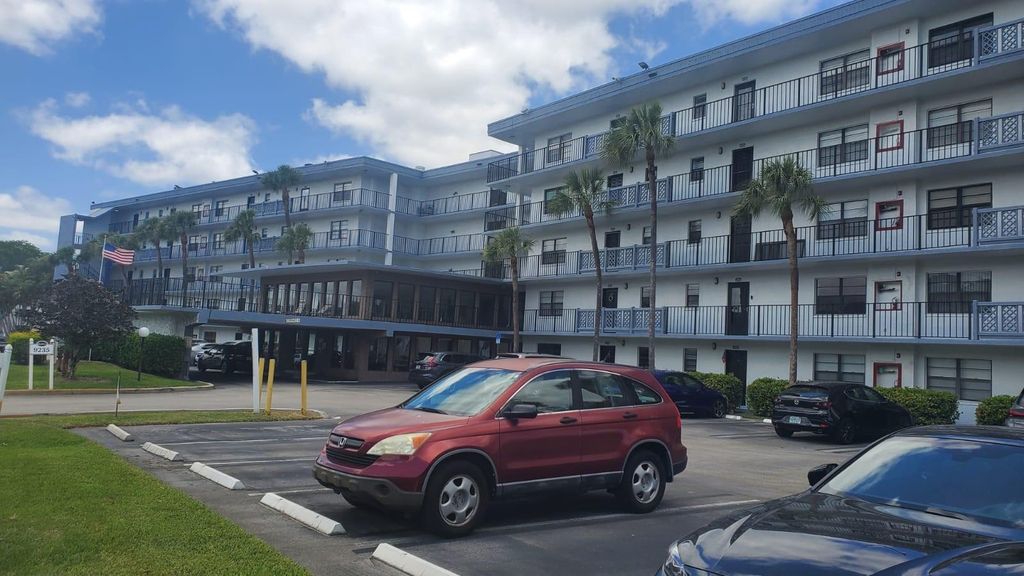 9235 SW 8th St 311, Boca Raton, FL 33428