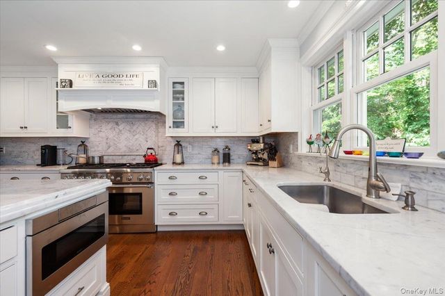 203 Sunset Road, Oyster Bay Cove, NY 11771