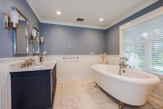 203 Sunset Road, Oyster Bay Cove, NY 11771