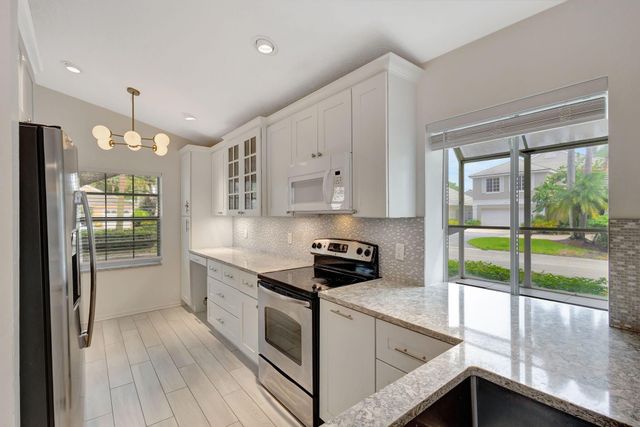 15 Admirals Court, Palm Beach Gardens, FL 33418