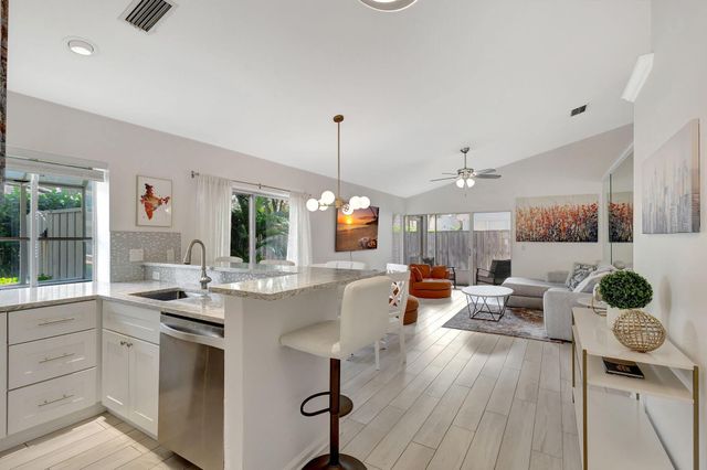 15 Admirals Court, Palm Beach Gardens, FL 33418