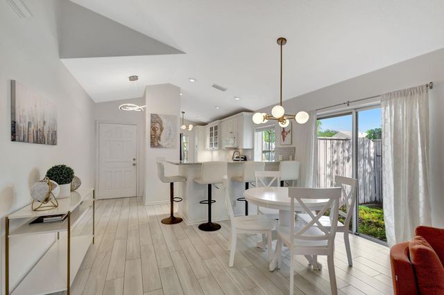 15 Admirals Court, Palm Beach Gardens, FL 33418