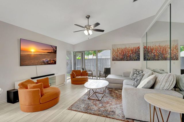 15 Admirals Court, Palm Beach Gardens, FL 33418