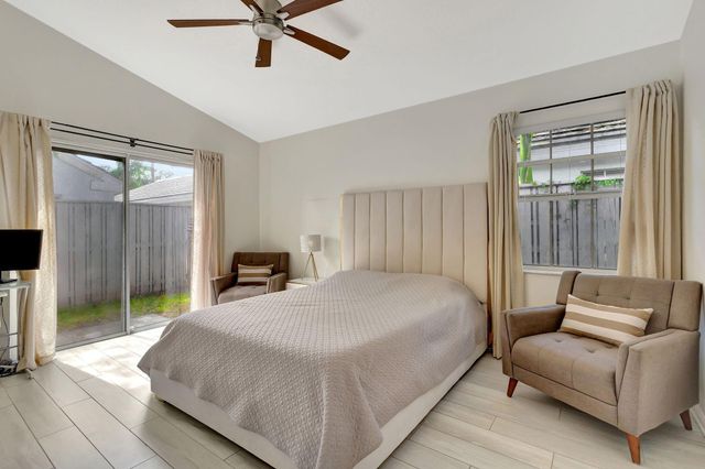 15 Admirals Court, Palm Beach Gardens, FL 33418