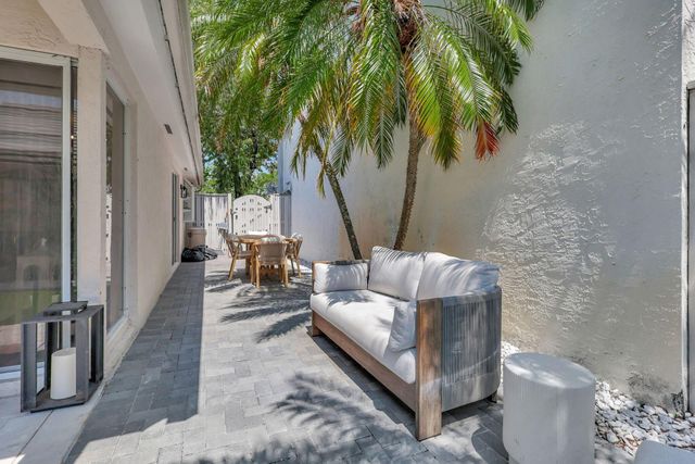 15 Admirals Court, Palm Beach Gardens, FL 33418