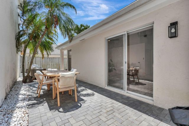 15 Admirals Court, Palm Beach Gardens, FL 33418