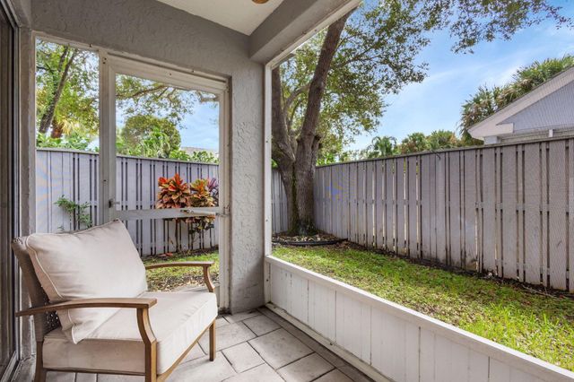 15 Admirals Court, Palm Beach Gardens, FL 33418