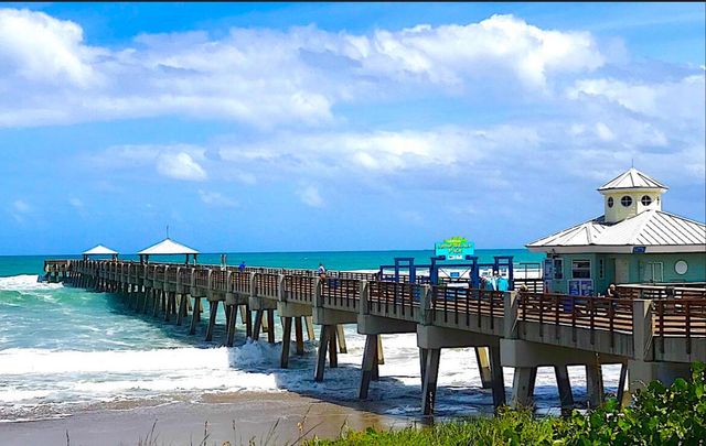 15 Admirals Court, Palm Beach Gardens, FL 33418