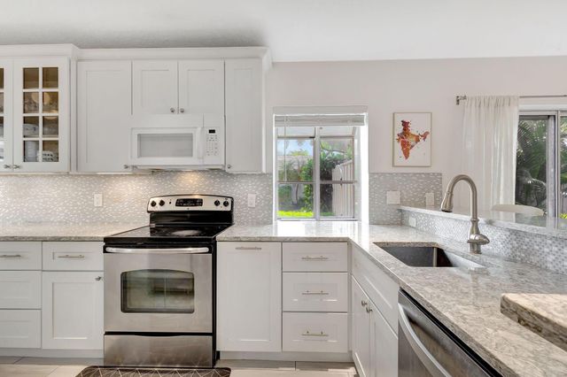 15 Admirals Court, Palm Beach Gardens, FL 33418