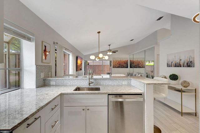 15 Admirals Court, Palm Beach Gardens, FL 33418