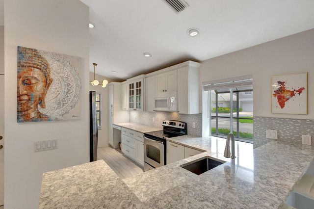 15 Admirals Court, Palm Beach Gardens, FL 33418