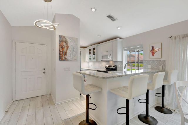 15 Admirals Court, Palm Beach Gardens, FL 33418