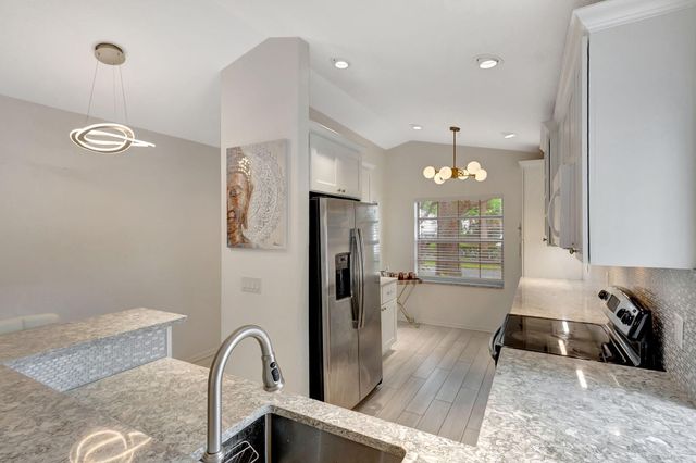 15 Admirals Court, Palm Beach Gardens, FL 33418