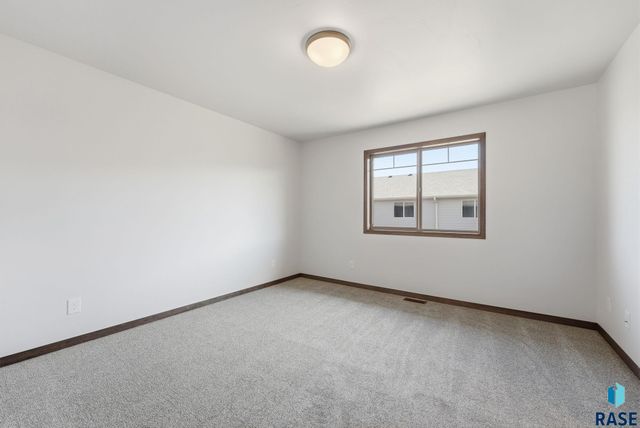 6123 S Bison Pl Place, Sioux Falls, SD 57108