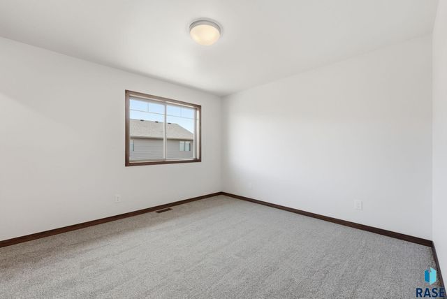 6123 S Bison Pl Place, Sioux Falls, SD 57108