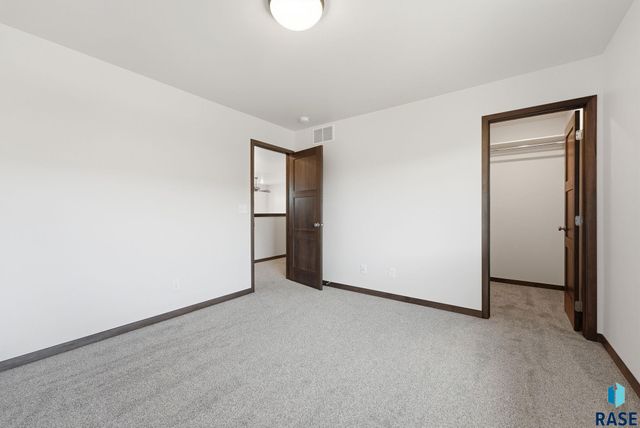 6123 S Bison Pl Place, Sioux Falls, SD 57108