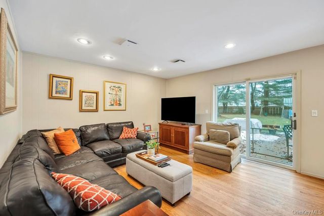 19 Spyglass Lane, East Setauket, NY 11733