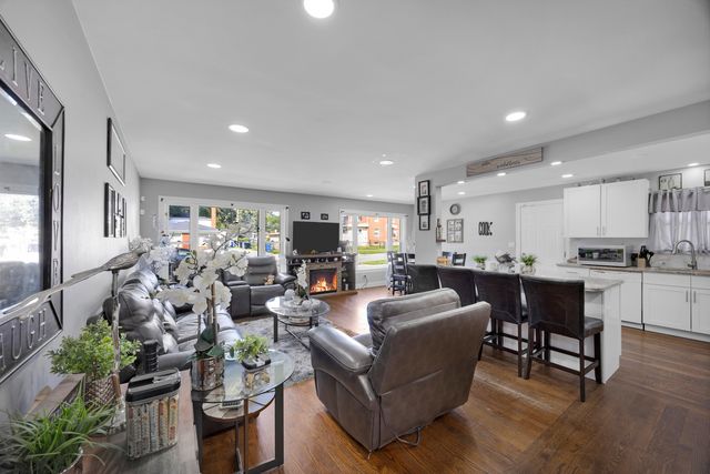 10013 S Merrill Avenue, Chicago, IL 60617