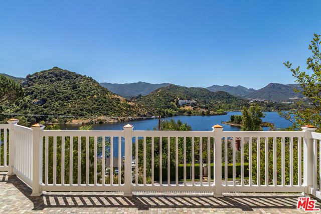 834 Ravensbury Street, Lake Sherwood, CA 91361