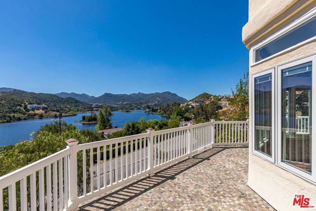 834 Ravensbury Street, Lake Sherwood, CA 91361