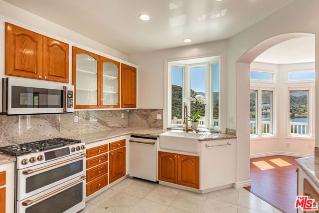 834 Ravensbury Street, Lake Sherwood, CA 91361