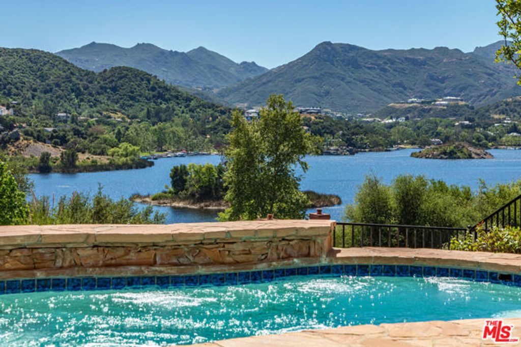 834 Ravensbury Street, Lake Sherwood, CA 91361