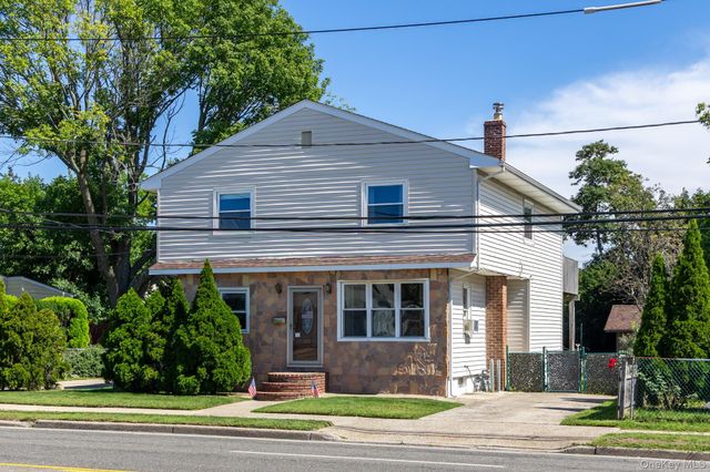 1647 Straight Path, Lindenhurst, NY 11757