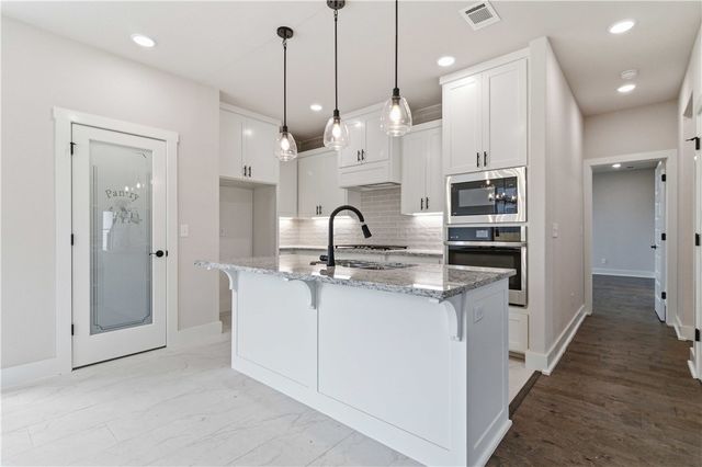 6704 Orange Avenue, Bentonville, AR 72713
