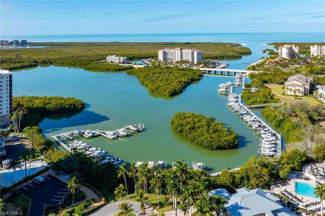 675 Wiggins Lake DR # 201, Naples, FL 34110