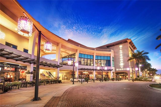 675 Wiggins Lake DR # 201, Naples, FL 34110