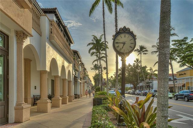 675 Wiggins Lake DR # 201, Naples, FL 34110