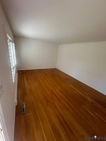 220 Biltmore Dr, Colonial Heights, VA 23834