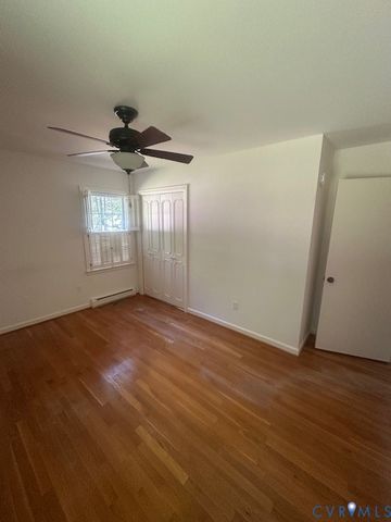 220 Biltmore Dr, Colonial Heights, VA 23834