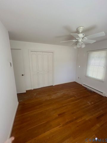 220 Biltmore Dr, Colonial Heights, VA 23834