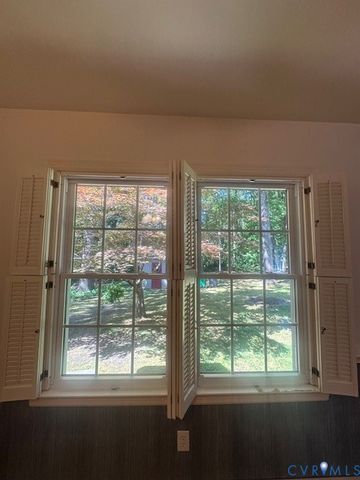 220 Biltmore Dr, Colonial Heights, VA 23834