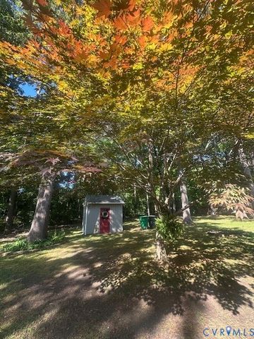220 Biltmore Dr, Colonial Heights, VA 23834