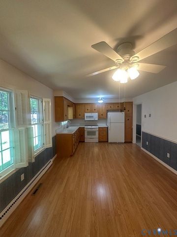 220 Biltmore Dr, Colonial Heights, VA 23834