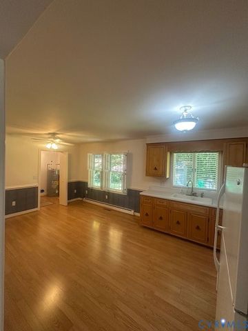 220 Biltmore Dr, Colonial Heights, VA 23834