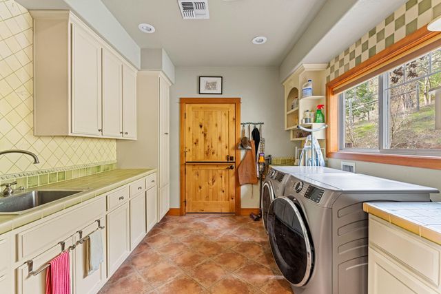 252 Frontier Lane, Grants Pass, OR 97526