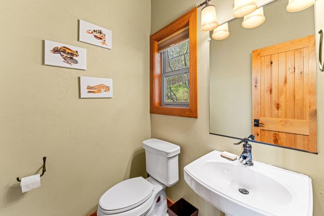 252 Frontier Lane, Grants Pass, OR 97526