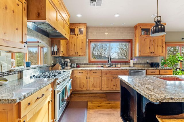 252 Frontier Lane, Grants Pass, OR 97526