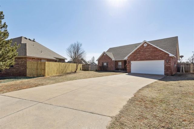 1605 Silver Oak Drive, Blanchard, OK 73010