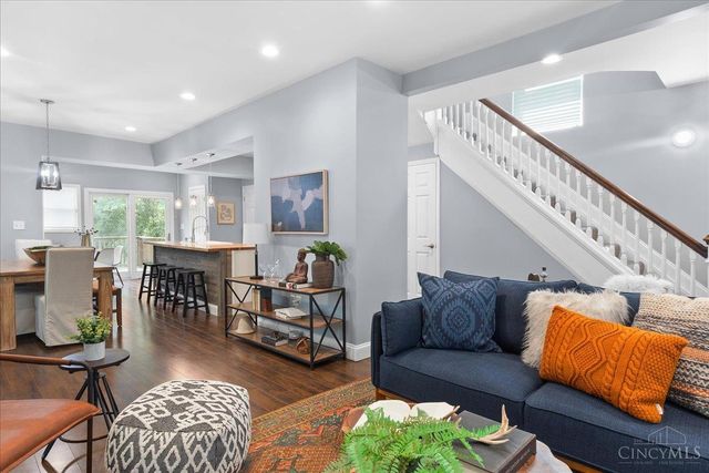 6325 Desmond St, Cincinnati, OH 45227