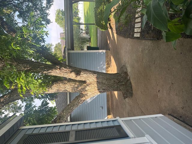 762 E Walnut ST, La Grange, TX 78945