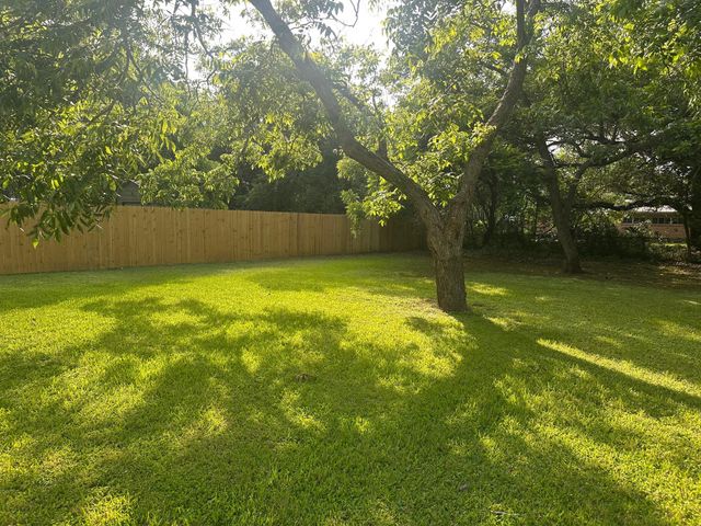 762 E Walnut ST, La Grange, TX 78945