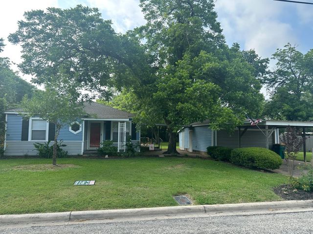 762 E Walnut ST, La Grange, TX 78945