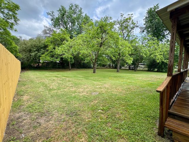 762 E Walnut ST, La Grange, TX 78945