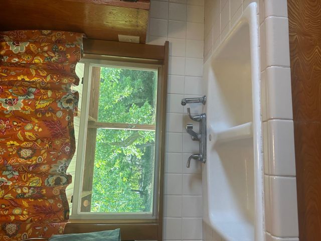 762 E Walnut ST, La Grange, TX 78945